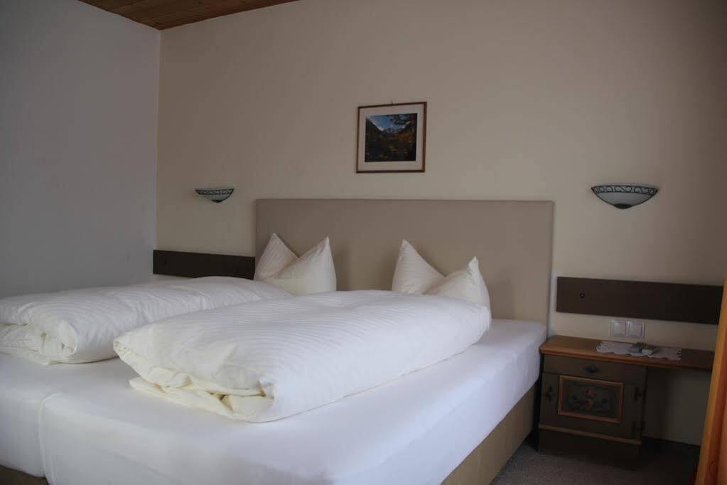 Gasthof Pension Berghof ฮิพพาค ภายนอก รูปภาพ